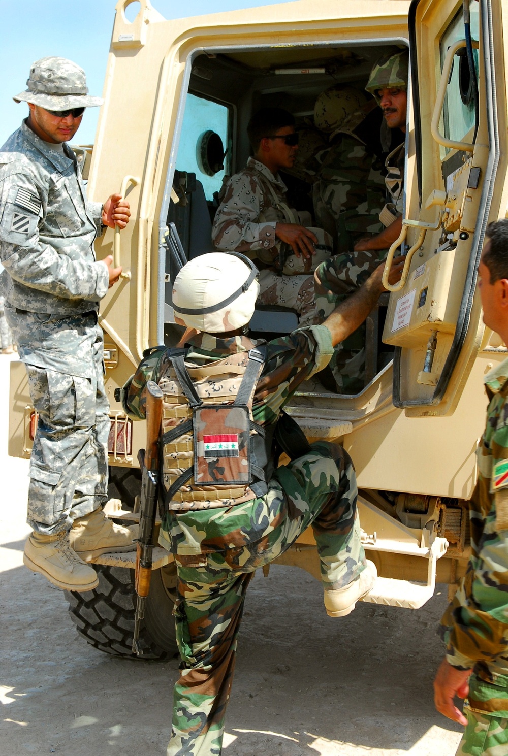 Iraqi Army participate in Vanguard route clearance class