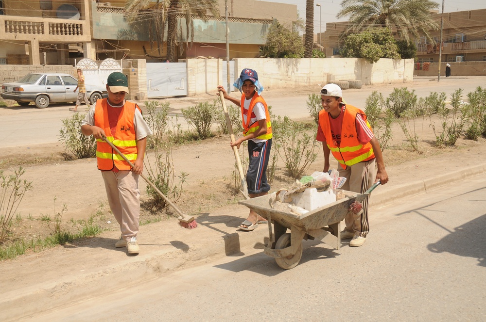 Iraqi Youth Clean Up Streets of Sadr City