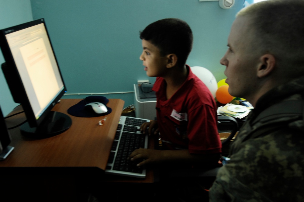 U.S. Soldiers visit elementary school