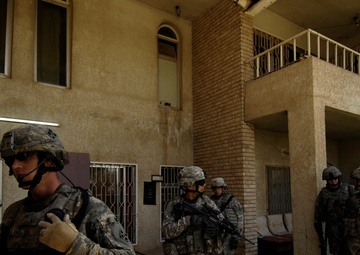 U.S. Soldiers visit elementary school