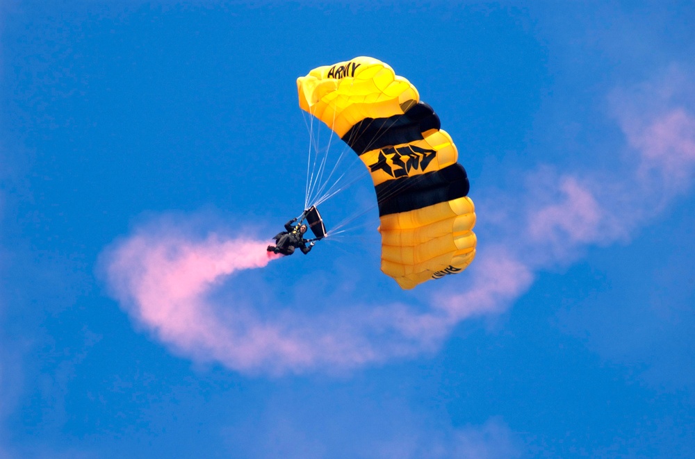 Golden Knights Help Celebrate 50th Chicago Air and Water Show