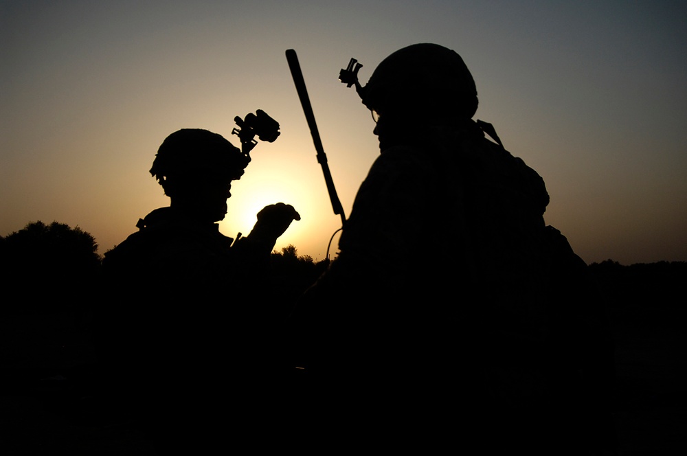 U.S. and Iraqi Soldiers Conduct Joint Patrol