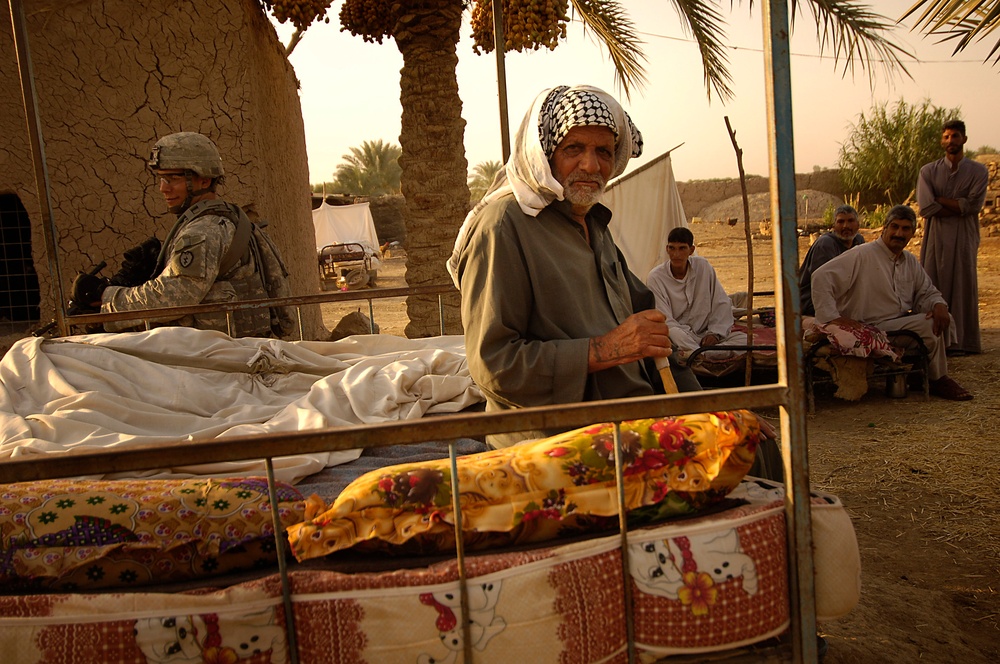 U.S. and Iraqi Soldiers Conduct Joint Patrol