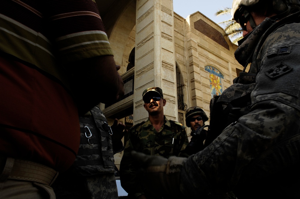 U.S. and Iraqi Soldiers Conduct Joint Patrol