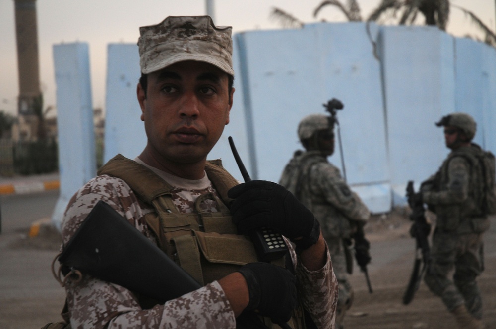 Iraqi and U.S. Soldiers Conduct Joint Patrol