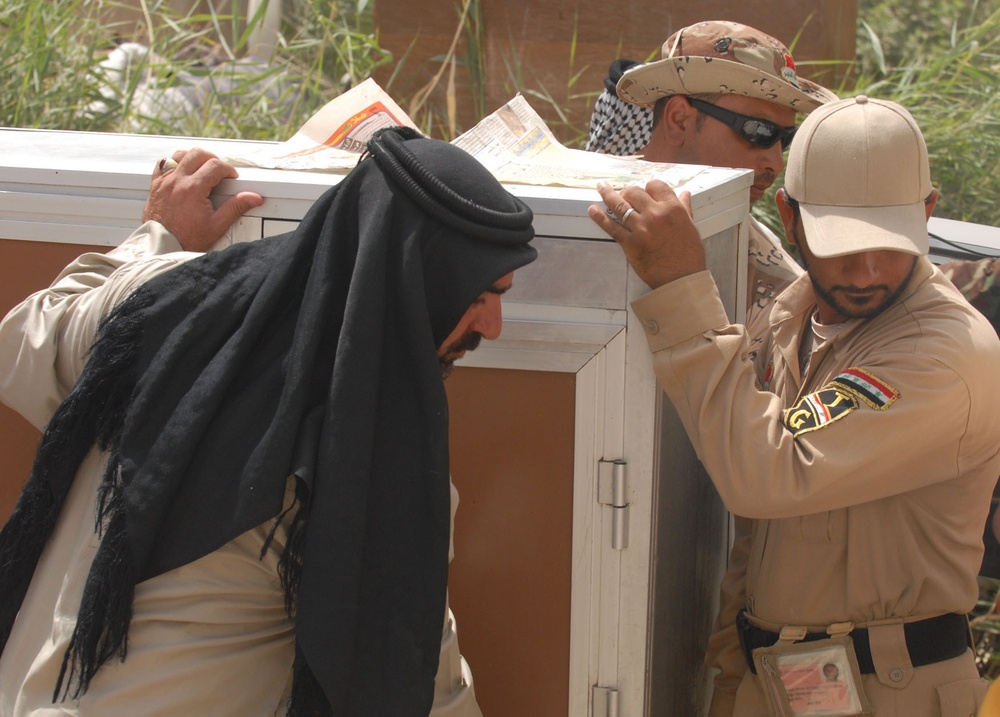Iraqi citizens return to stability - 20 families relocate in Baghdad's Jihad community