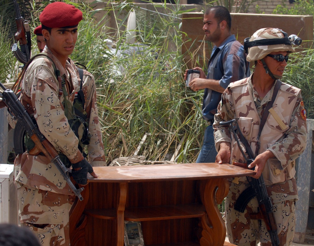 Iraqi citizens return to stability - 20 families relocate in Baghdad's Jihad community