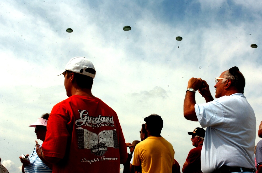 Generations of Paratroopers come together in St. Louis