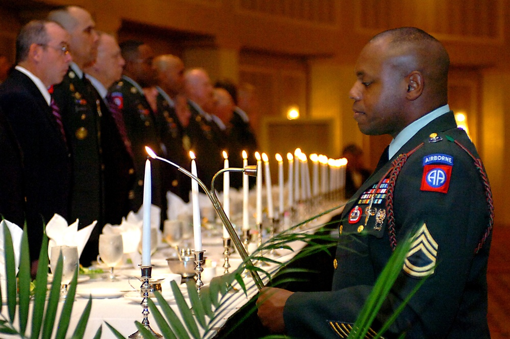 Generations of Paratroopers come together in St. Louis