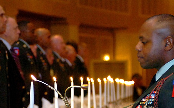 Generations of Paratroopers come together in St. Louis