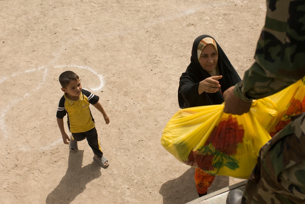 El Salvadorans aid IDP camp near Kut