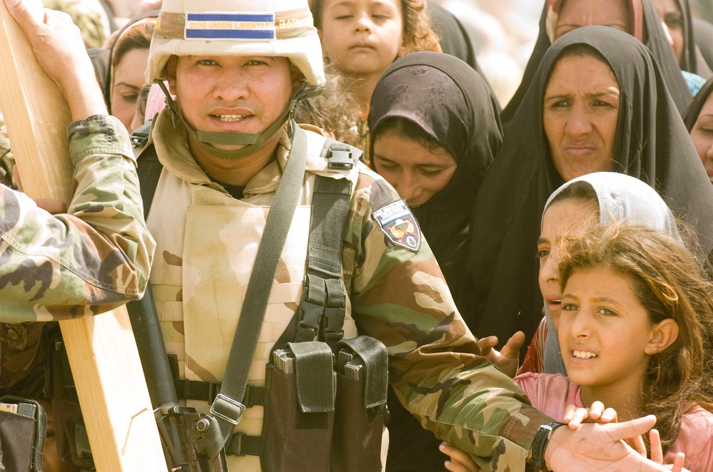 El Salvadorans aid IDP camp near Kut