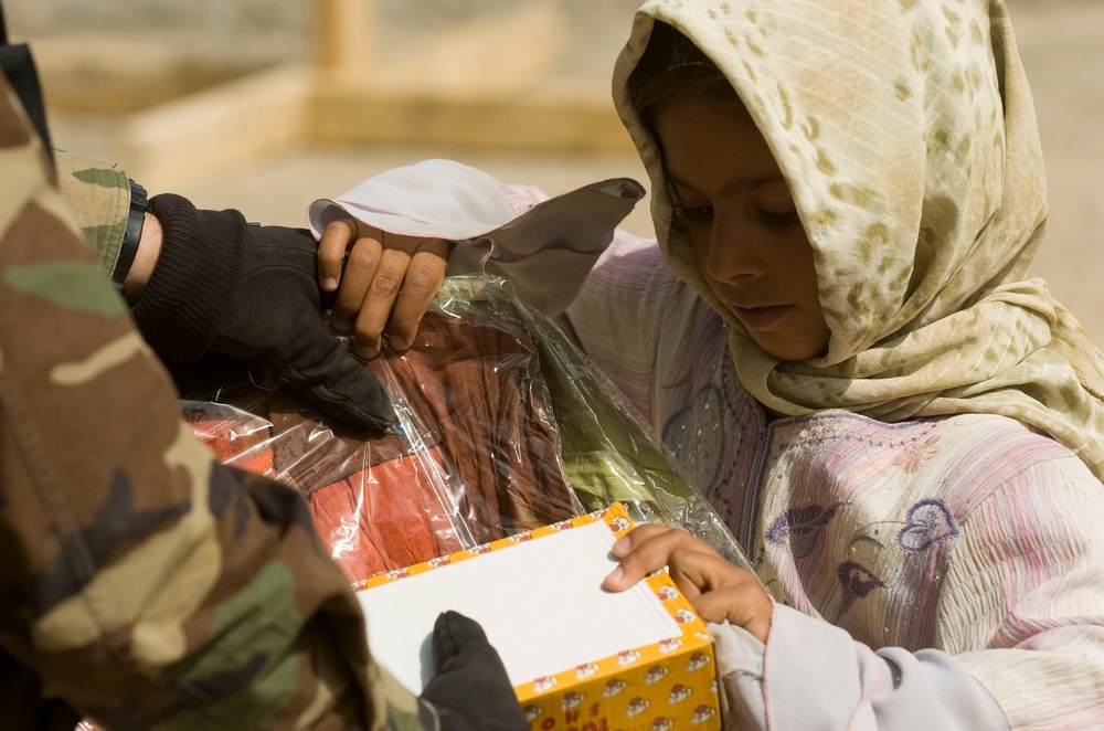 El Salvadorans aid IDP camp near Kut