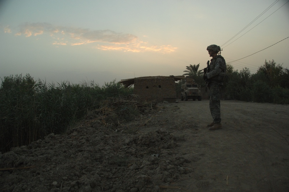 U.S. Soldiers Assess Iraqi Checkpoint