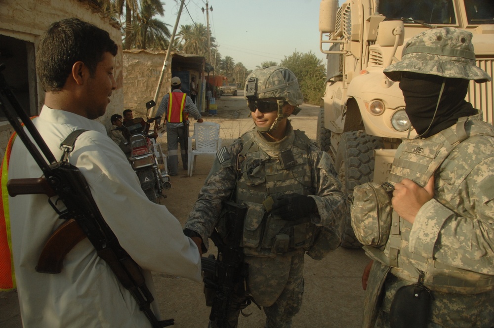 U.S. Soldiers Assess Iraqi Checkpoint