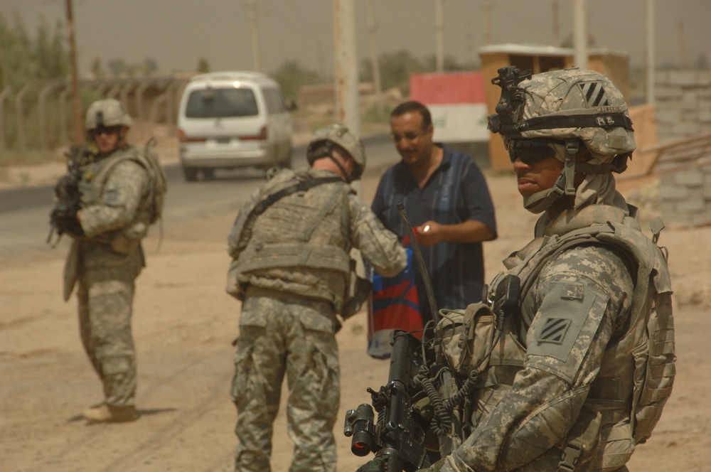 U.S. Soldiers Assess Iraqi Checkpoint