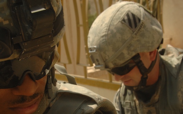 U.S. Soldiers Assess Iraqi Checkpoint