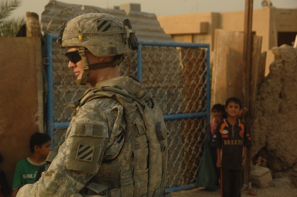 U.S. Soldiers Assess Iraqi Checkpoint