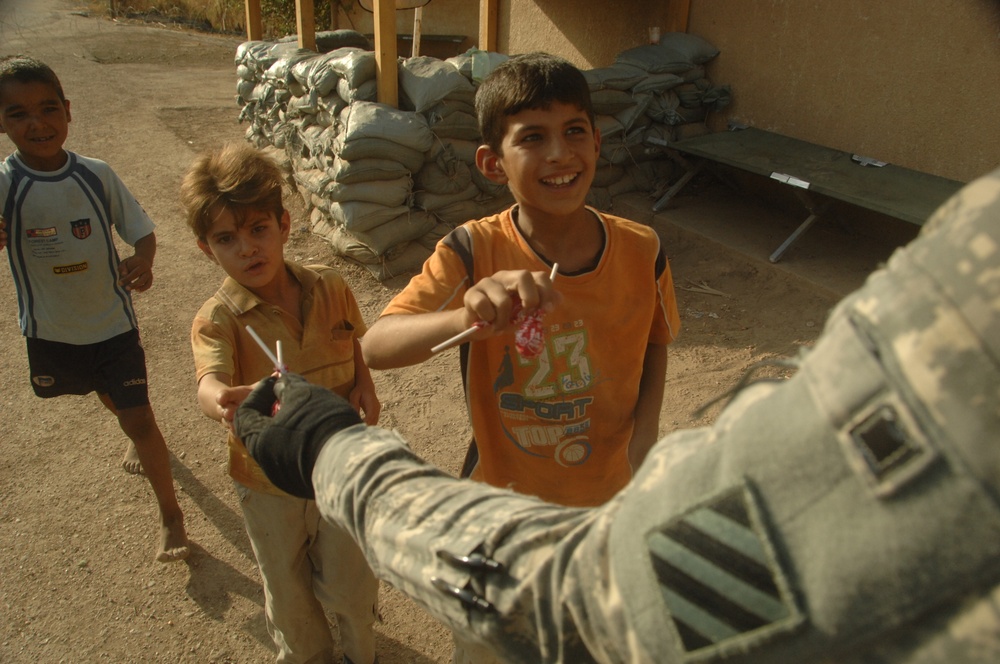 U.S. Soldiers Assess Iraqi Checkpoint