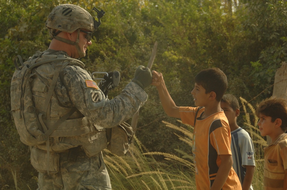 U.S. Soldiers Assess Iraqi Checkpoint