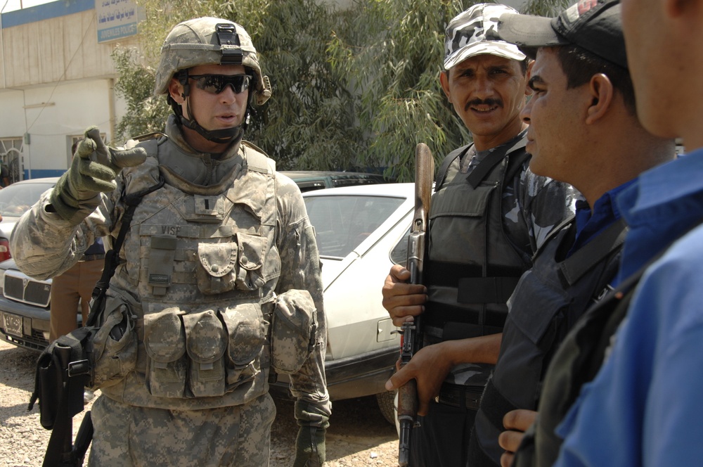 U.S. Soldiers train Iraqi police in Reaction to Contact