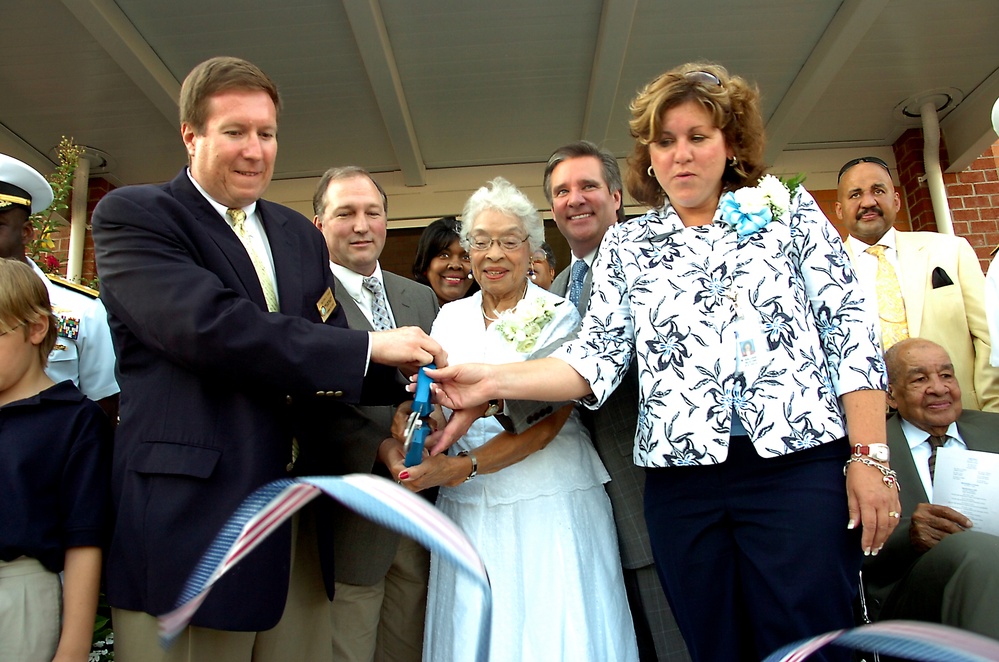 Gravely cuts ribbon