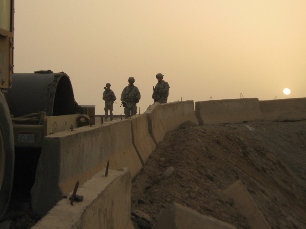 Grand Canal upgrades ease traffic flow in Taji - MND-B, IA Soldiers quickly fix road to decrease Iraqi traffic woes