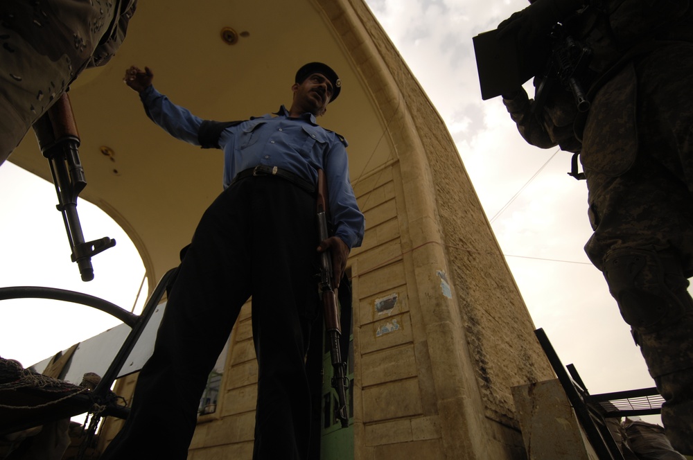 U.S.Soldiers Perform Checkpoint Assessment