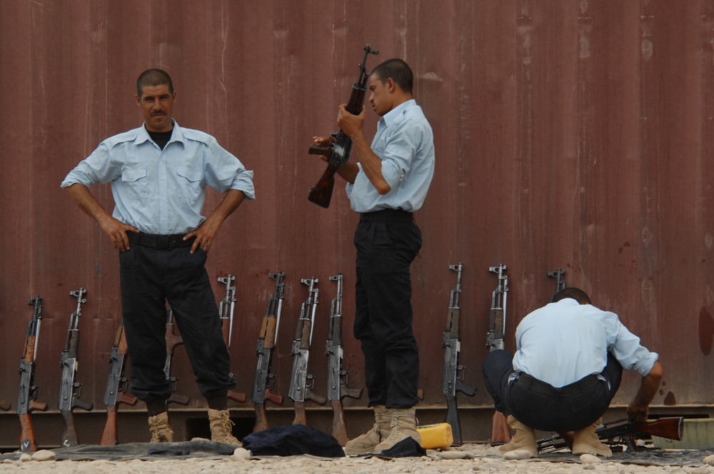 Iraqi Police Trainees Attend Classes