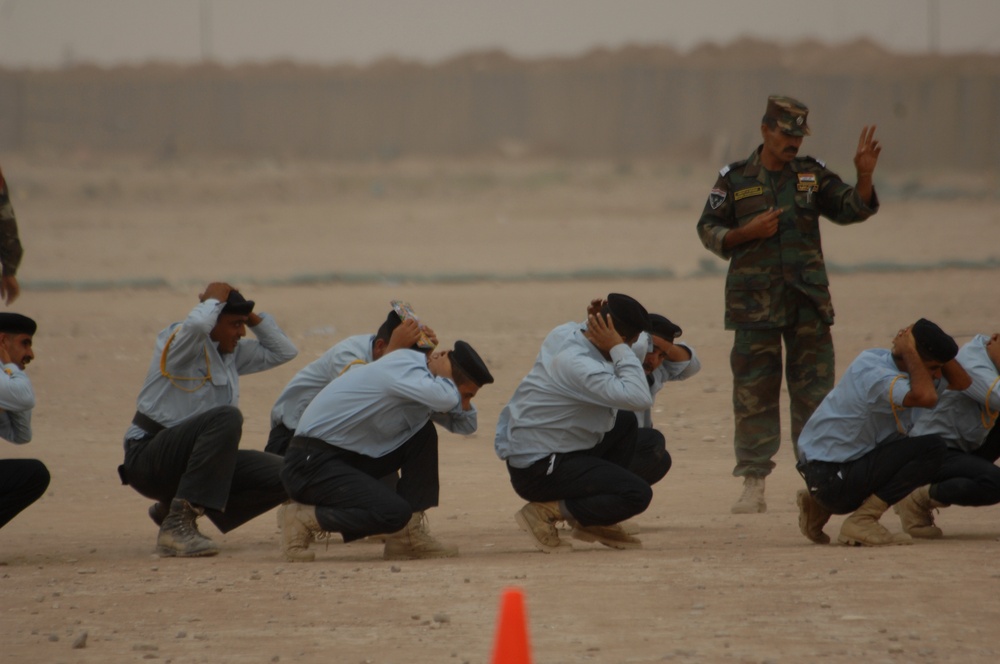 Iraqi Police Trainees Attend Classes