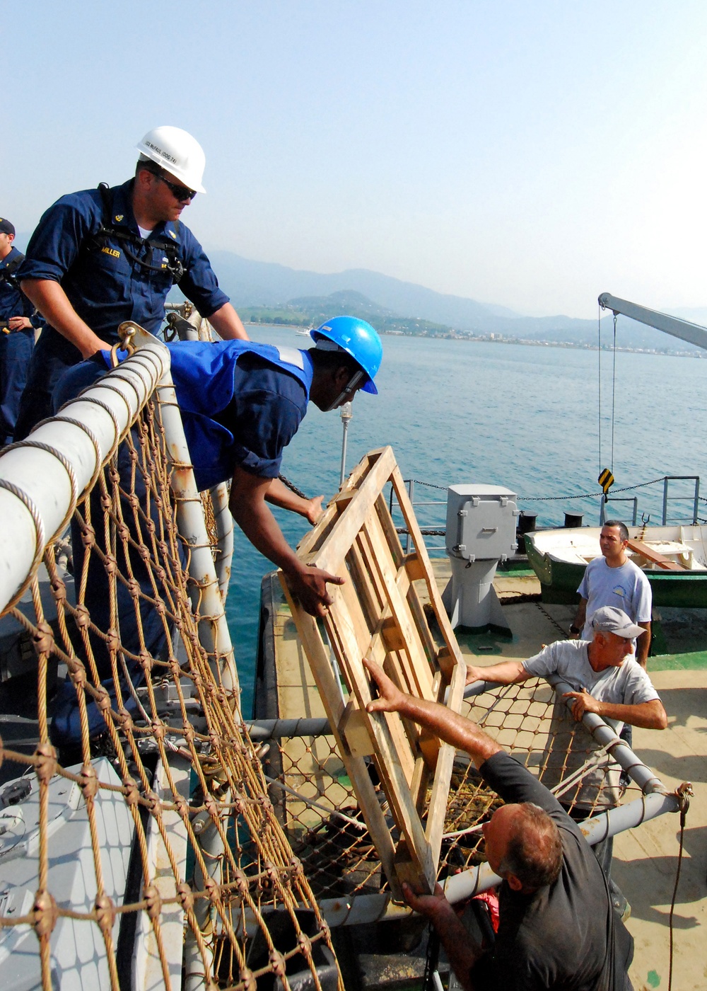 USS McFaul delivers supplies to Georgia