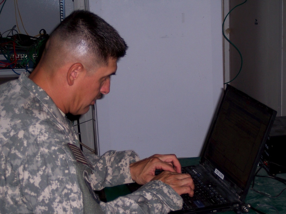 Troops team together to fight against electronic warfare