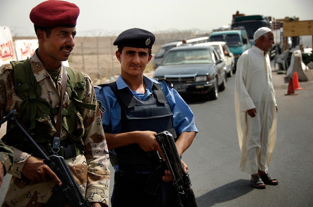 Iraqi Soldiers Work Checkpoint