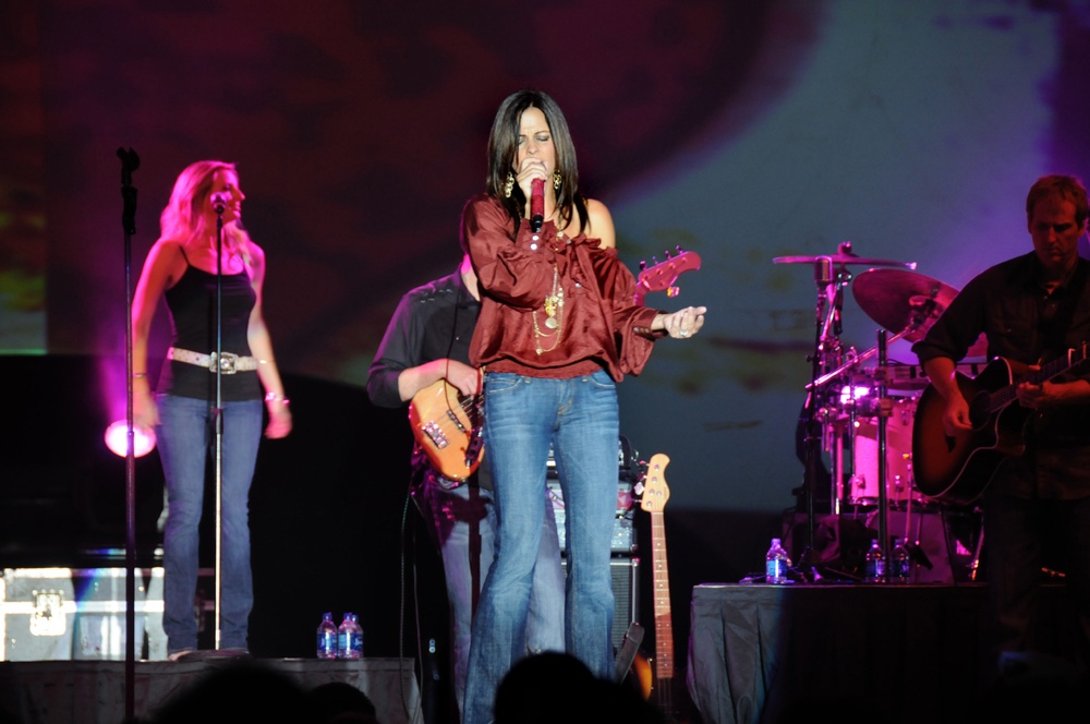 Sara Evans performs free concert