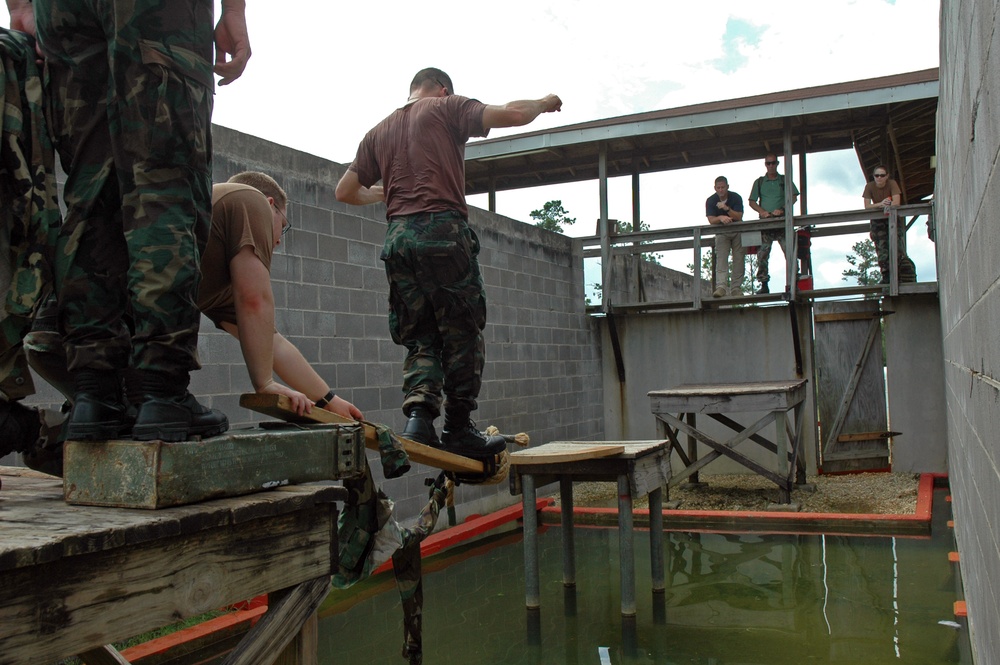 Seabees Attain Teambuilding Skills at Leadership Reaction Course