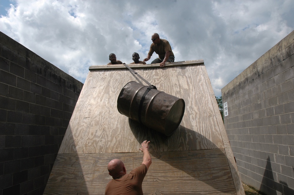 Seabees Attain Teambuilding Skills at Leadership Reaction Course