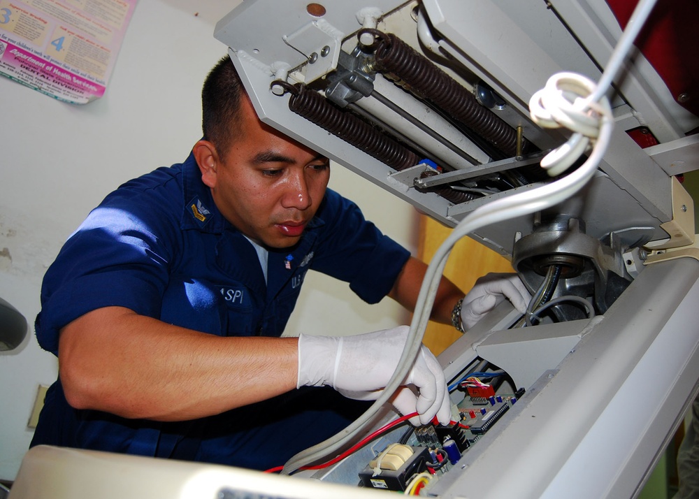 USNS Mercy helps with Repairs during Pacific Partnership 2008
