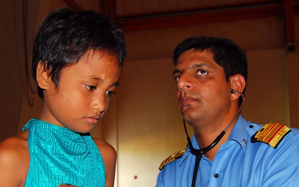 Sailors Assist Patients during Pacific Partnership 2008