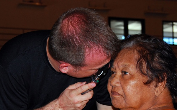 Sailors Assist Patients during Pacific Partnership 2008