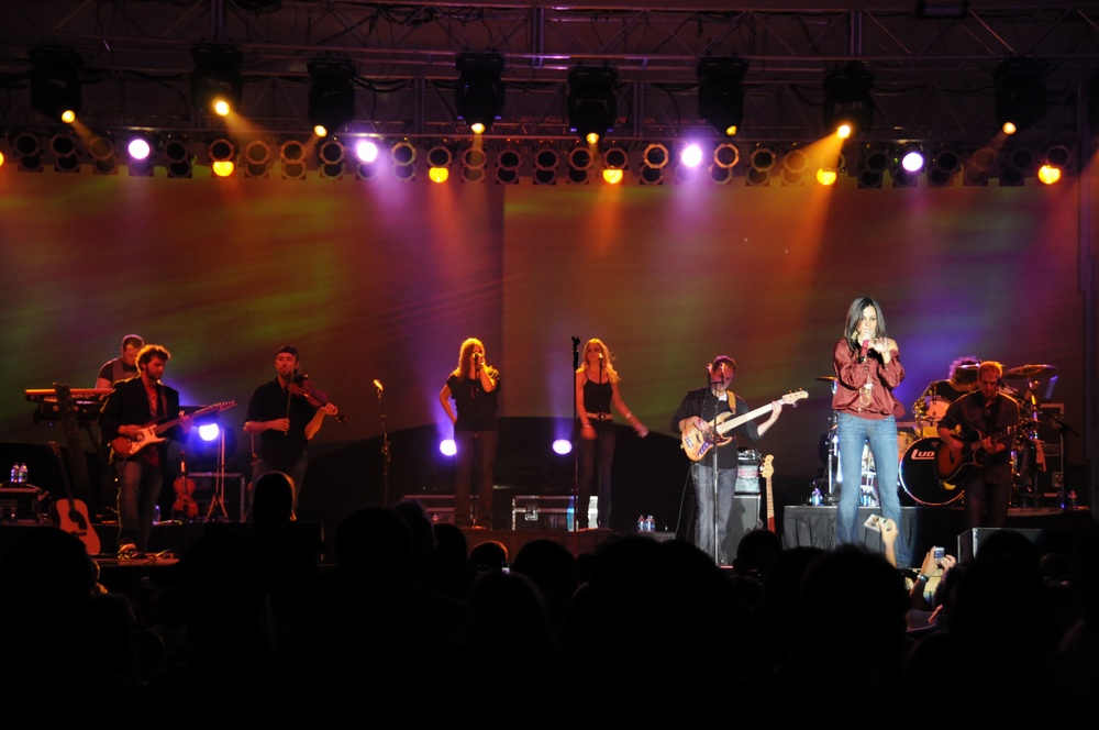 Sara Evans Performs Free Concert