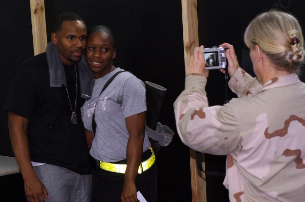 R and B recording artist, Avant, performs for MND-B Soldiers