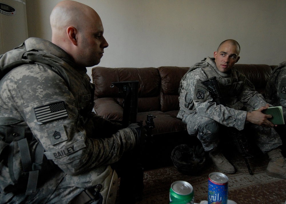 Warrior Soldiers meet with Sunni leaders in Doura