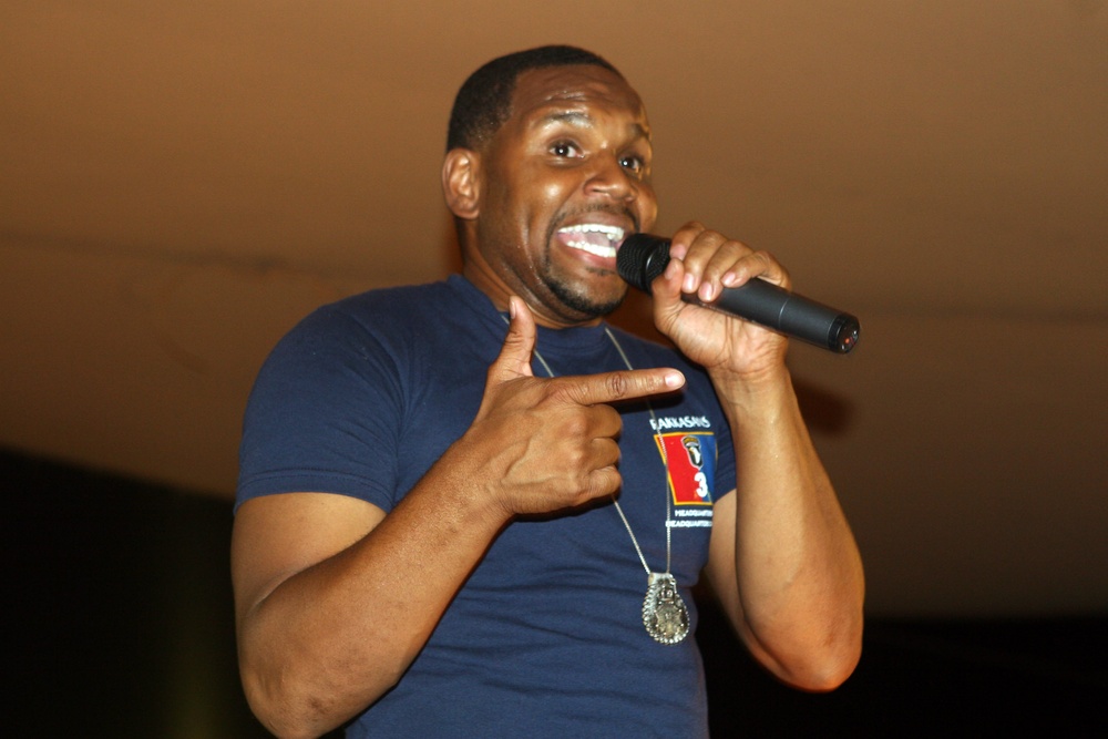 Avant, Shire entertain troops