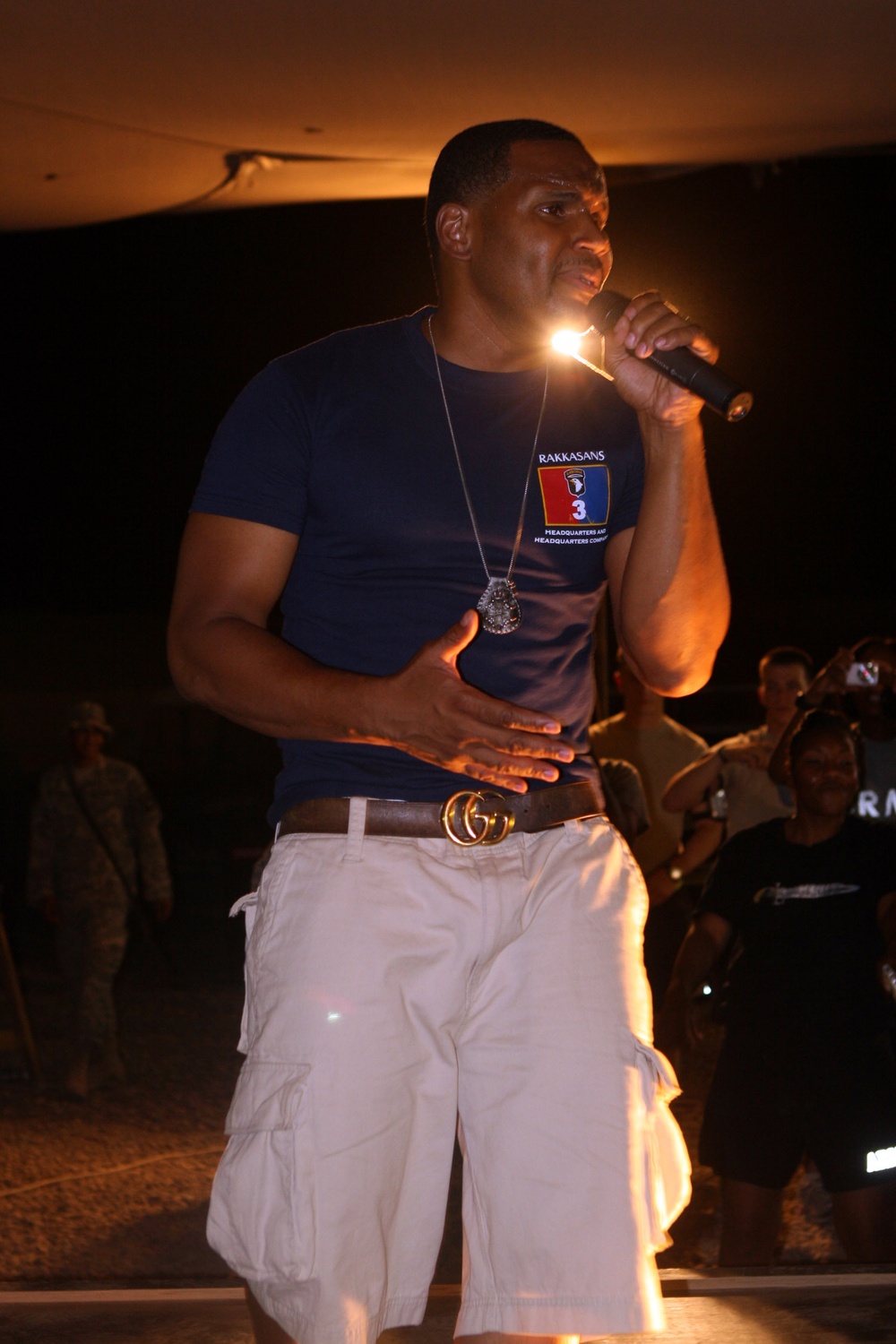 Avant, Shire entertain troops