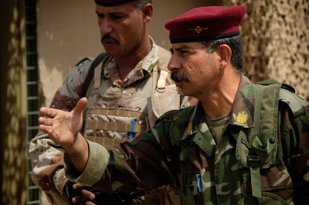 U.S., Iraqi Soldiers conduct assessment of checkpoints
