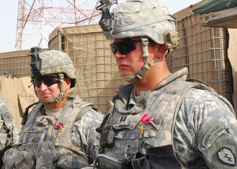 4th Infantry Division Commanding General awards Bronze Star Medal