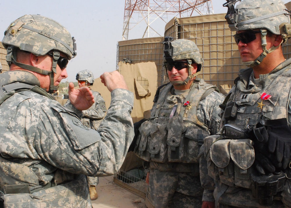 4th Infantry Division Commanding General awards Bronze Star Medal