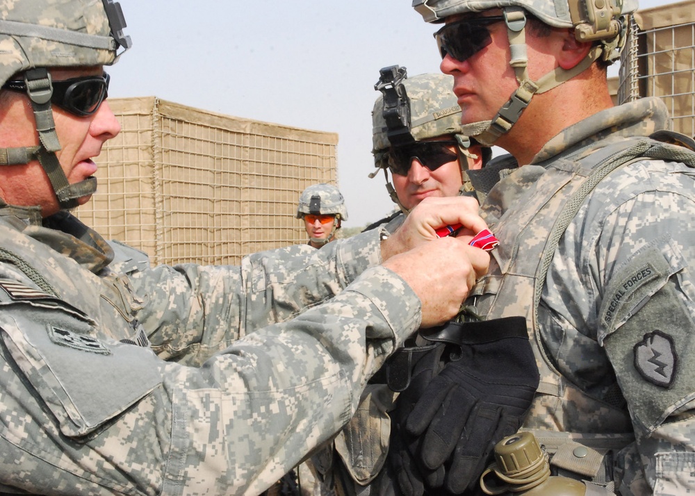 4th Infantry Division Commanding General awards Bronze Star Medal