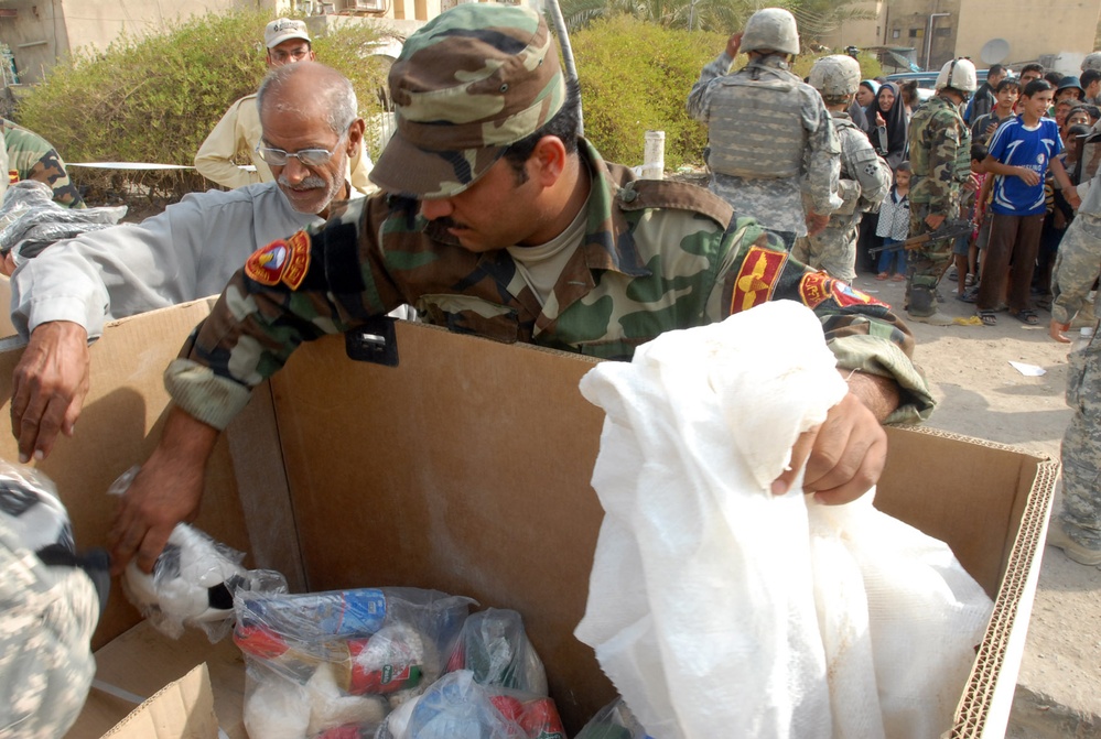 Iraqi Army, Silver Lions Soldiers provide aid