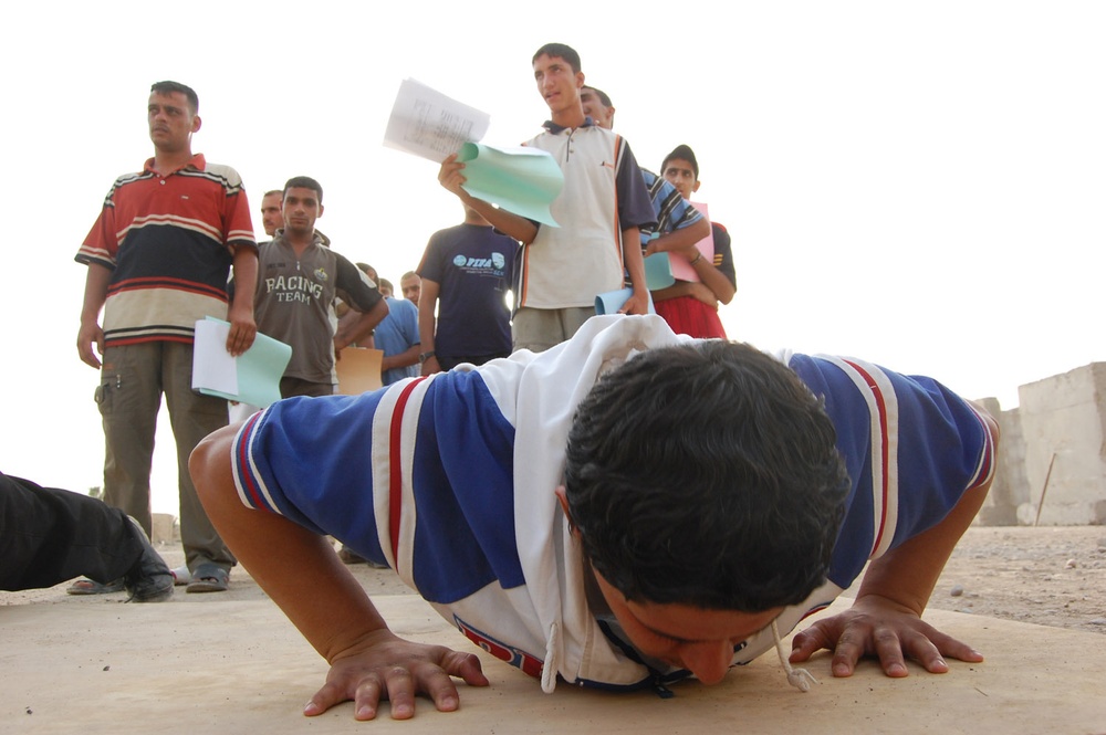 Wolfhounds grade Iraqi police candidates